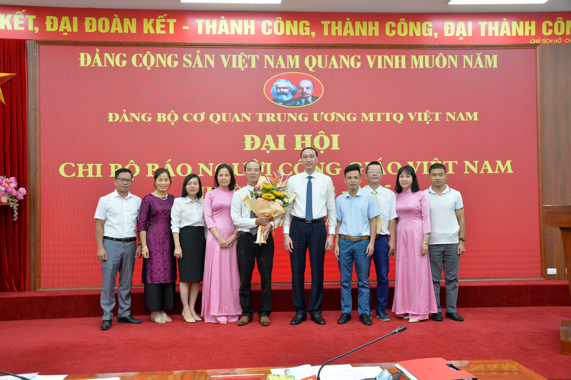 Phó Chủ tịch Phùng Khánh Tài chụp ảnh lưu niệm chúc mừng thành công Đại hội. 