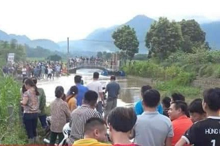 Dù đã có cảnh báo nguy hiểm nhưng 2 người vẫn cố tình vượt qua đập tràn khi nước dâng cao