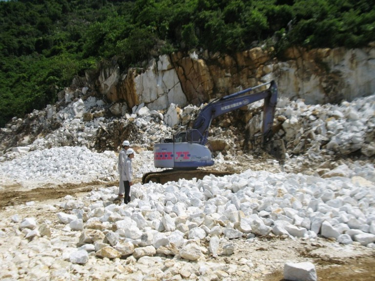Hoạt động khai thác đá của Công ty Phát triển số 1 ở thôn Trung Sơn