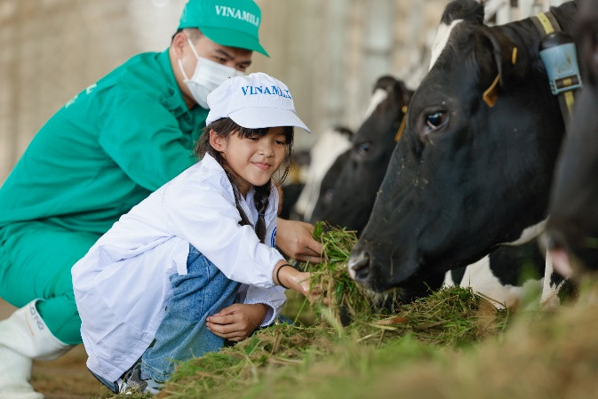 Các em thiếu nhi tại Trung tâm bảo trợ Quảng Ngãi đến thăm trang trại Vinamilk Green Farm Quảng Ngãi, một hoạt động trong chương trình Quỹ sữa 2022.