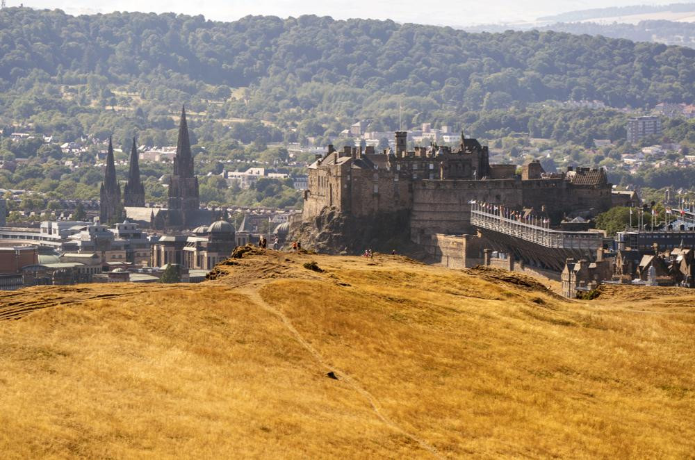 Nhiều diện tích cỏ đã chuyển sang màu vàng do điều kiện khô hạn ở Công viên Holyrood, Edinburgh, Scotland. Ảnh: AP.