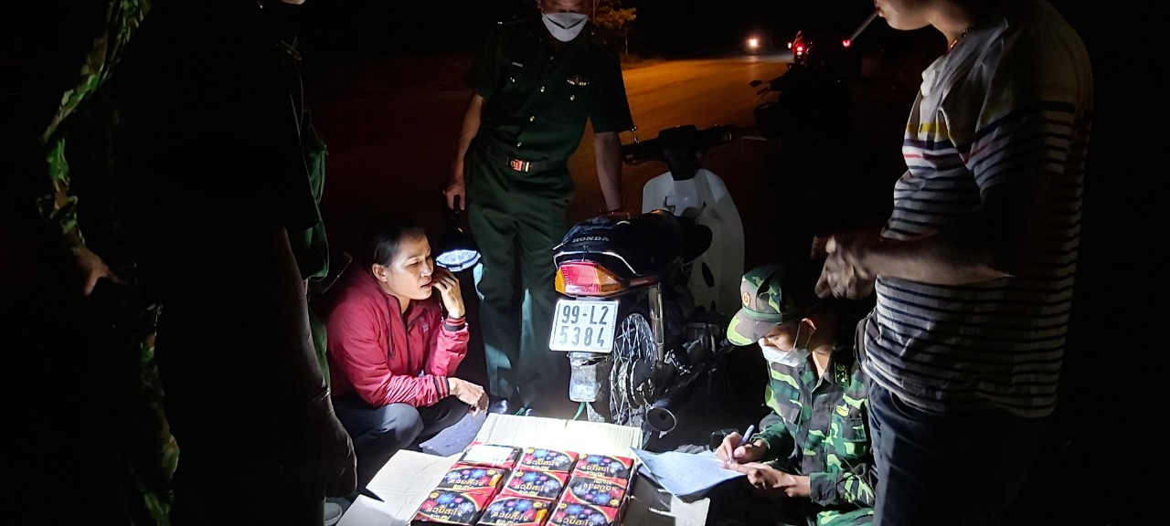 Lực lượng chức năng tỉnh Quảng Trị vừa phát hiện, bắt quả tang một người phụ nữ đang vận chuyển thuê 40kg pháo (Ảnh: BĐBP).