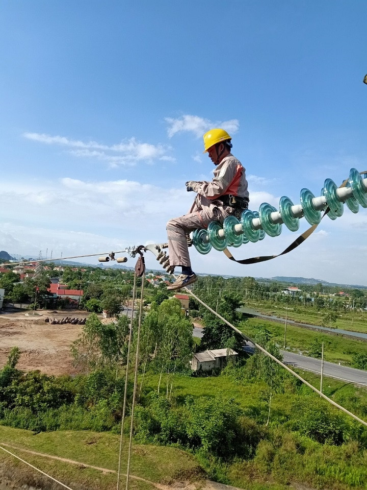 Công nhân Đội Quản lý vận hành lưới điện cao thế Quảng Ninh khắc phục khiếm khuyết đường dây 110kV.