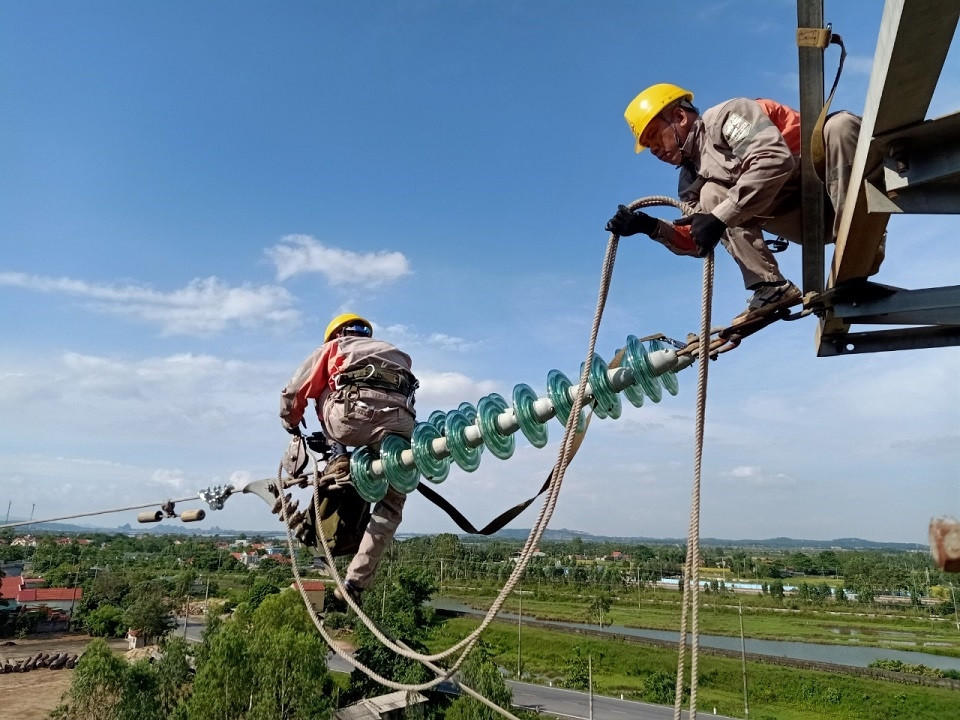 Công nhân Đội Quản lý vận hành lưới điện cao thế Quảng Ninh xử lý khiếm khuyết đường dây 110kV.