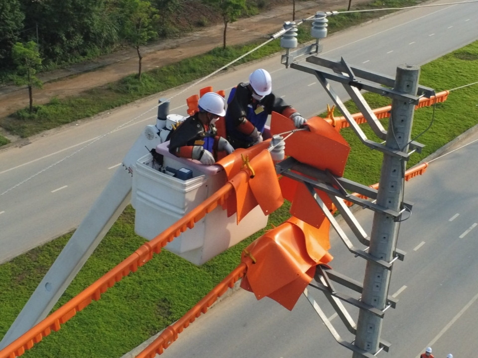Công nhân Điện lực TP Hạ Long xử lý khiếm khuyết trên đường dây 22kV.