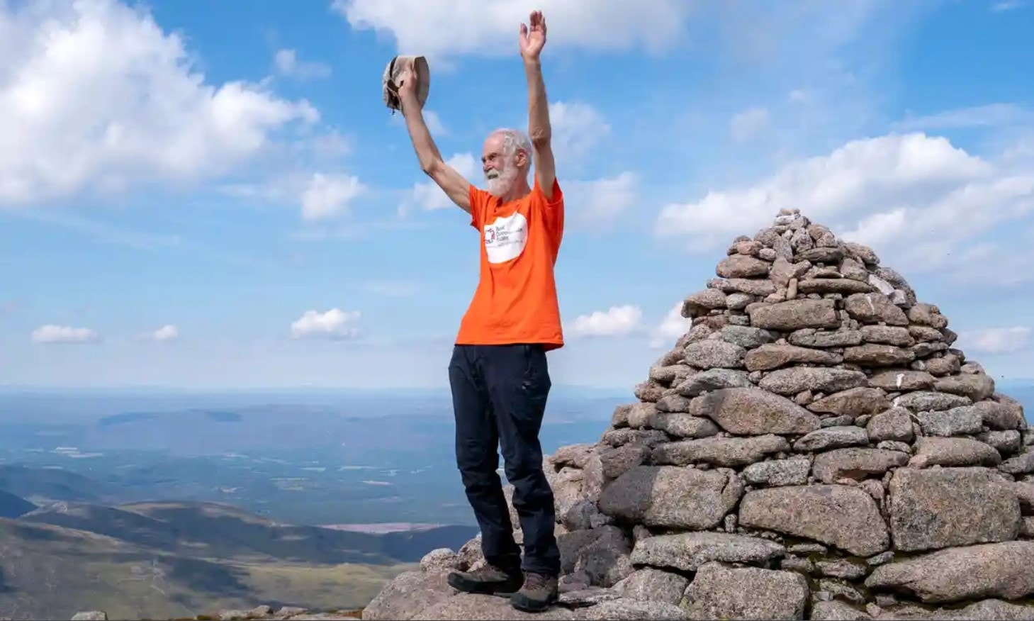 Nick Gardner chinh phục đỉnh Cairn Gorm, xếp cuối cùng trong số 282 đỉnh núi cao nhất của Scotland. Ảnh: Jane Barlow / PA.