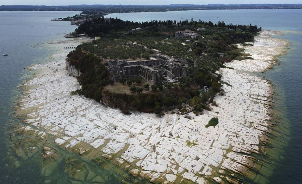 Quang cảnh bán đảo Sirmione, trên hồ Garda, Italy. Mực nước hồ Garda đã giảm nghiêm trọng sau đợt hạn hán nghiêm trọng dẫn đến đá nổi lên xung quanh Bán đảo Sirmione. Ảnh: AP.