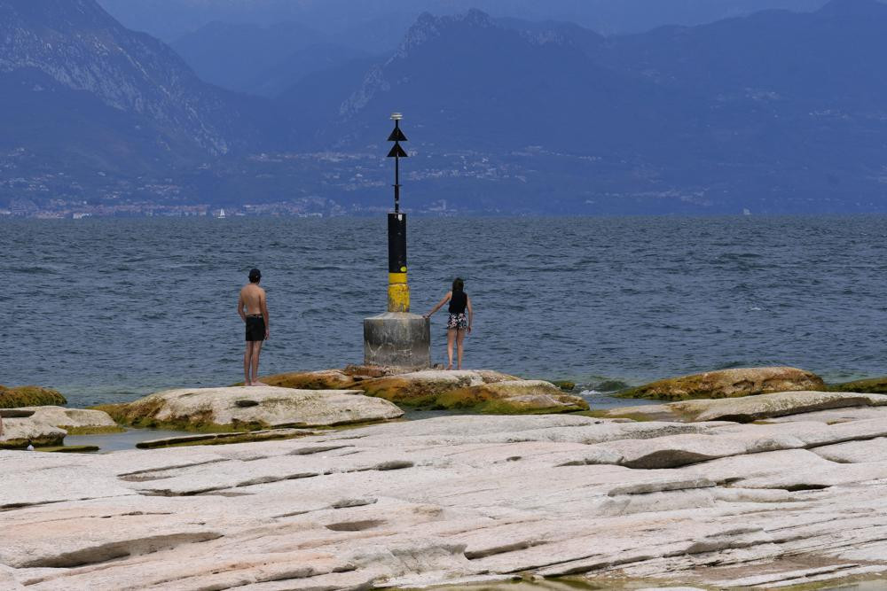 Mọi người nhìn hồ từ bán đảo Sirmione, trên hồ Garda, Italy. Ảnh: AP.