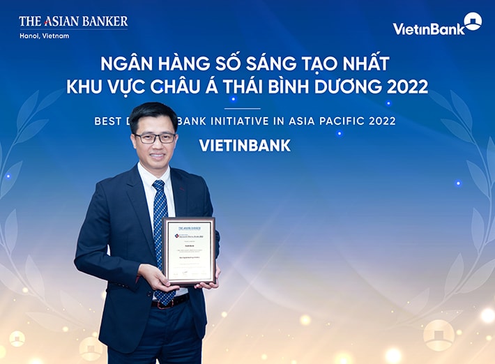 Đại diện VietinBank, ông Trần Hoài Nam - Phó Giám đốc Khối Khách hàng Doanh nghiệp kiêm Giám đốc Trung tâm Phát triển Giải pháp tài chính khách hàng nhận giải thưởng.