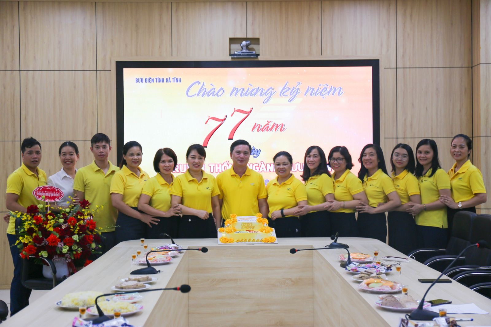 Ông Nguyễn Long Giang, Giám đốc Bưu điện tỉnh Hà Tĩnh cảm ơn sự đóng góp, cống hiến của tất cả cán bộ công nhân viên trong thời gian qua.