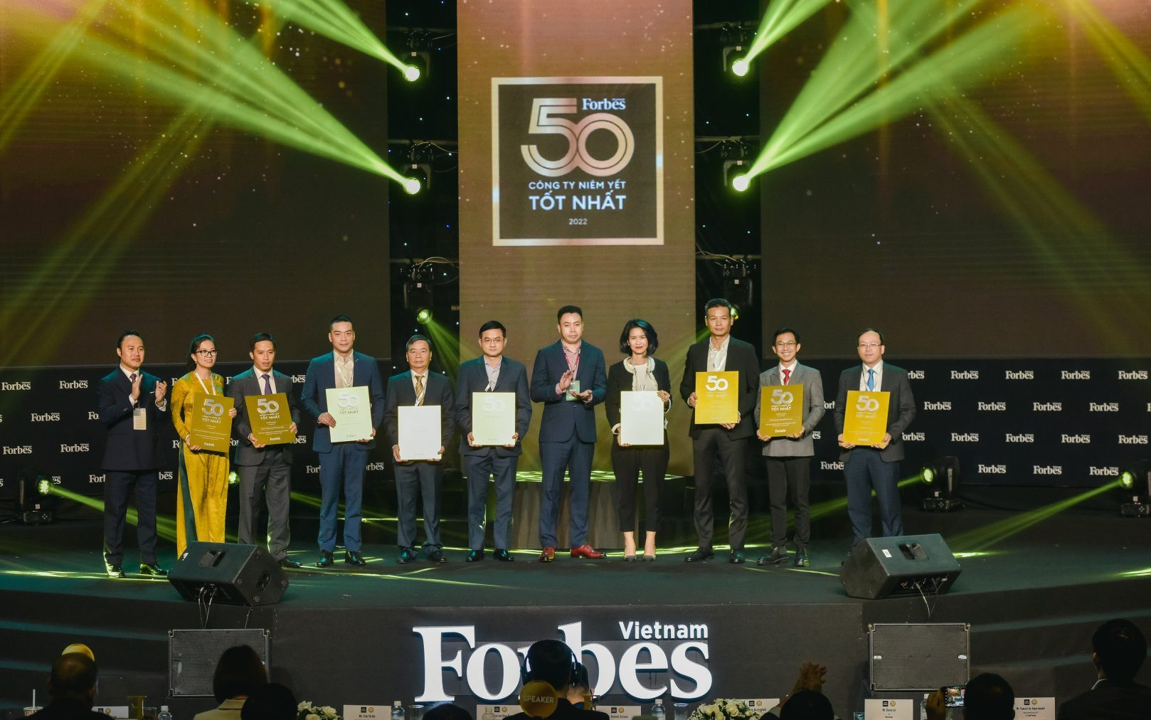 Đại diện Vinamilk (thứ 6 từ trái sang) cùng với 8 doanh nghiệp khác đã góp mặt trong danh sách Top 50 của Forbes 10 năm liền được vinh danh đặc biệt tại sự kiện.