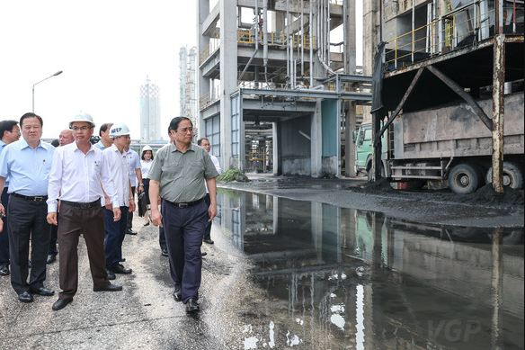 Thủ tướng Phạm Minh Chính đến thăm Nhà máy Đạm Ninh Bình. Ảnh: VGP