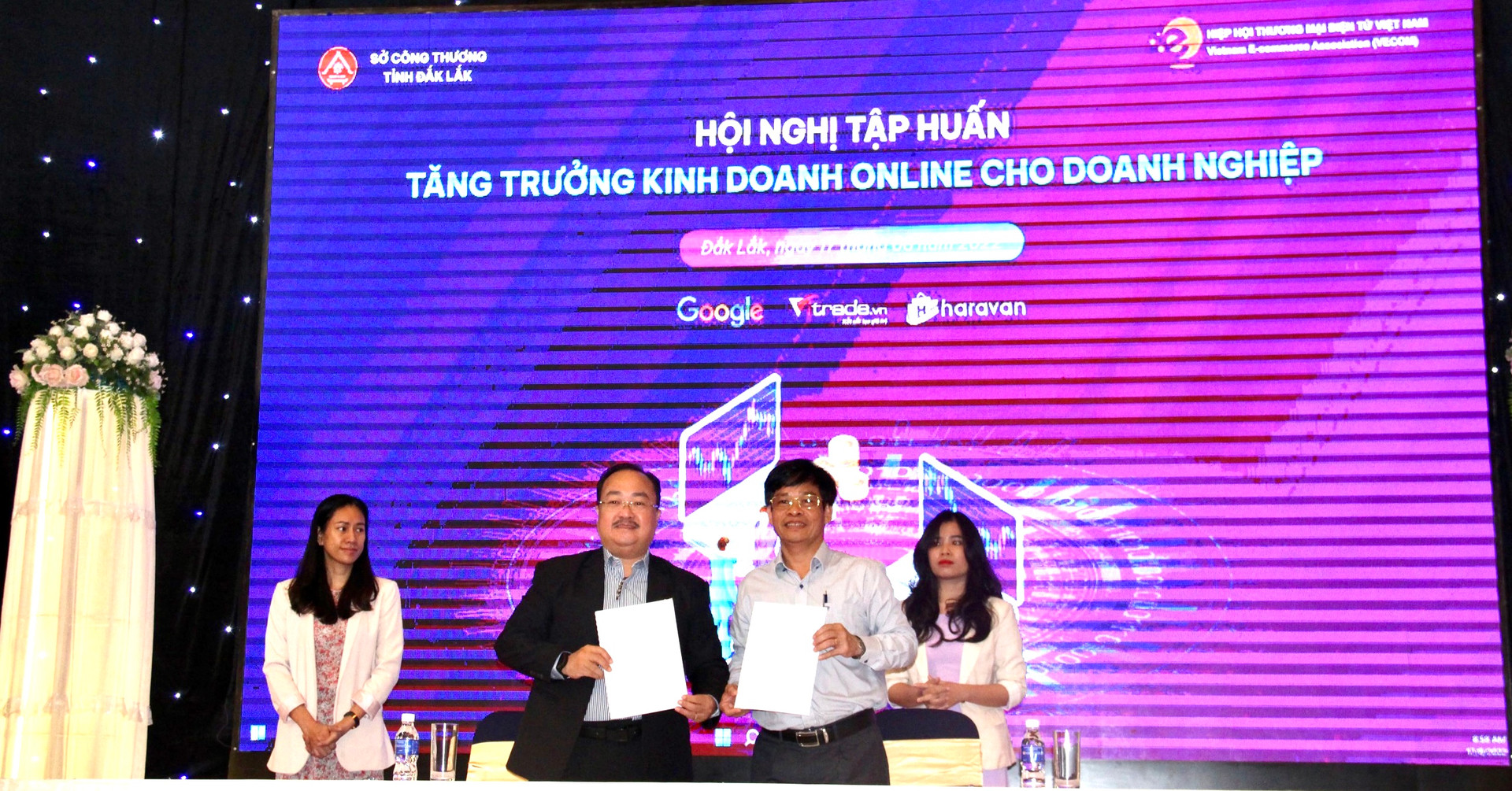 Sở Công Thương Đắk Lắk và Hiệp hội Thương mại điện tử Việt Nam ký kết hợp tác trong lĩnh vực thương mại điện tử giai đoạn 2022 - 2025.