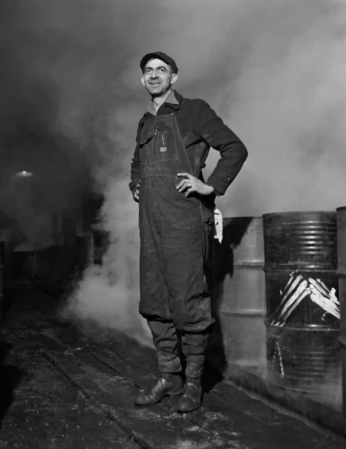 Một công nhân tại nhà máy đóng thùng. Ảnh: The Guardian.