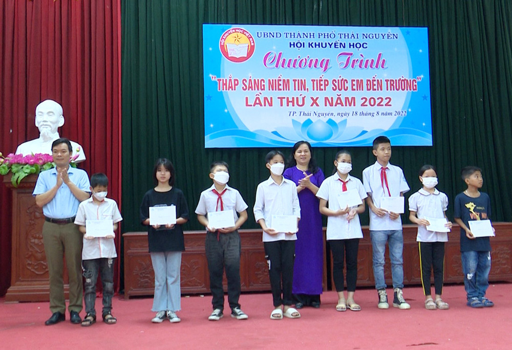 Lãnh đạo Hội Khuyến học tỉnh trao học bổng cho học sinh nghèo của TP. Thái Nguyên.