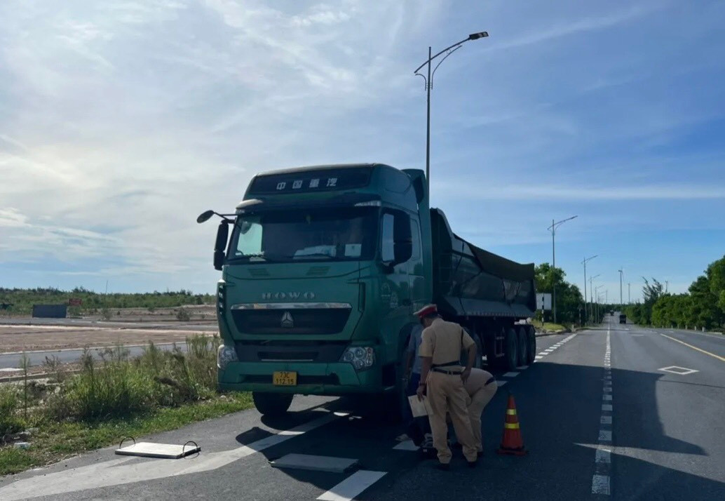 Lực lượng CSGT Công an tỉnh tiến hành kiểm tra tải trọng phương tiện ô tô tải. (Ảnh: Công an Quảng Bình)