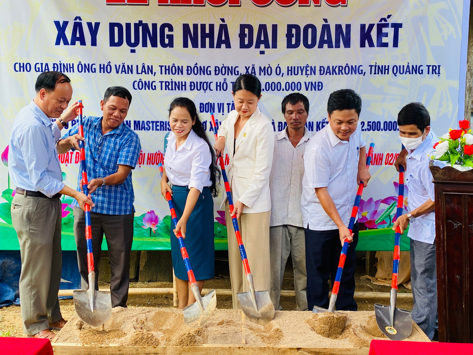 Khởi công xây dựng nhà Đại đoàn kết cho gia đình ông Hồ Văn Lân.