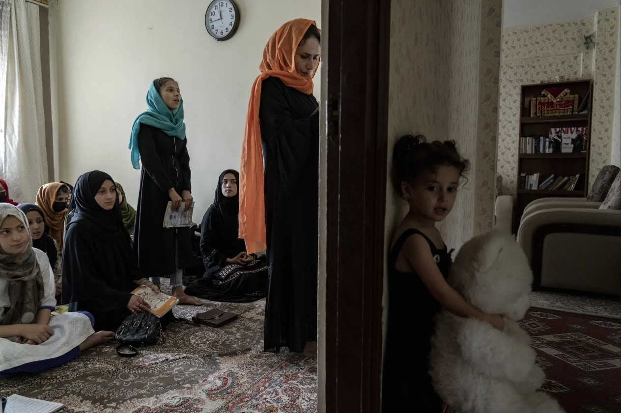 Các cô gái tham gia một lớp học trong một trường học dưới lòng đất. Không có dấu hiệu nào cho thấy lực lượng Taliban cầm quyền sẽ cho phép các em trở lại trường học. Ảnh: Ebrahim Noroozi / AP.