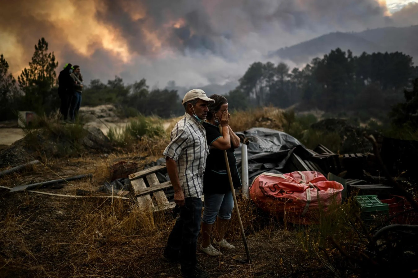 Cư dân địa phương chứng kiến ​​trận cháy rừng ở Orjais. Một trận cháy rừng lớn đã bùng phát trong một tuần tại một công viên tự nhiên ở miền Trung Bồ Đào Nha, thiêu rụi khoảng 15.000 ha rừng sau khi ngọn lửa bị gió lớn quật mạnh. Ảnh: Patricia de Melo Moreira / AFP / Getty Images.