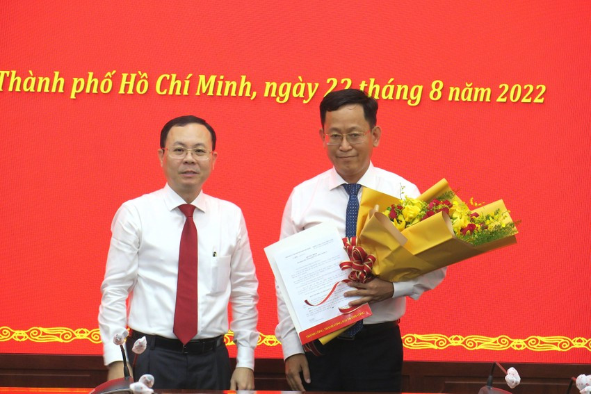 Phó Bí thư Thành ủy TP HCM Nguyễn Văn Hiếu trao quyết định bổ nhiệm giữ chức Phó trưởng Ban Nội chính Thành ủy cho ông Trần Quốc Trung.