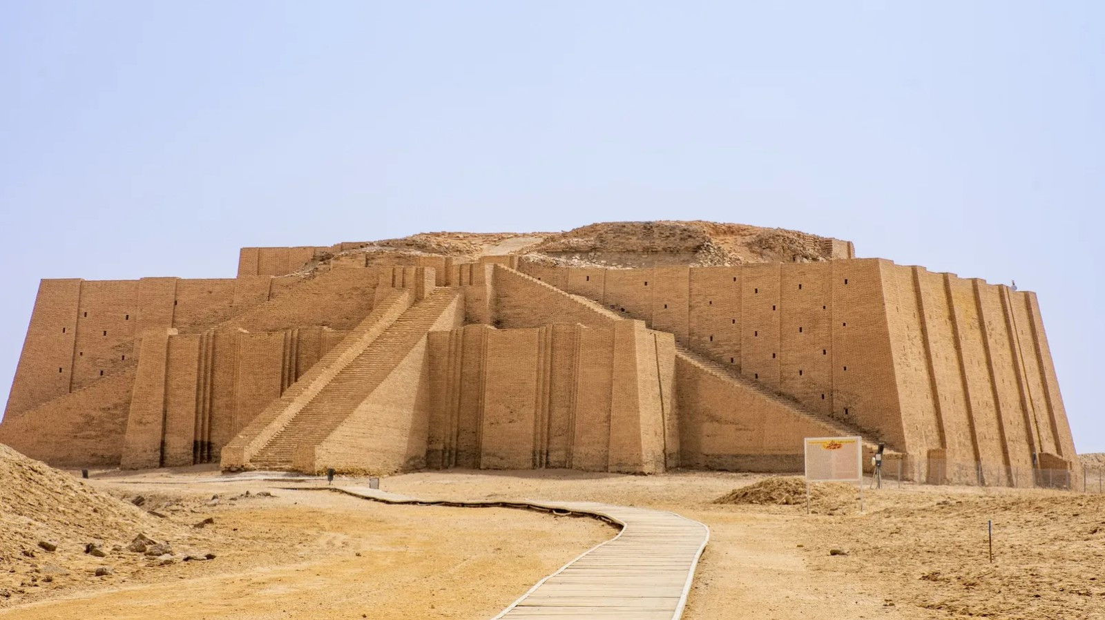 Kim tự tháp Ziggurat of Ur ở Iraq. Ảnh: BBC.