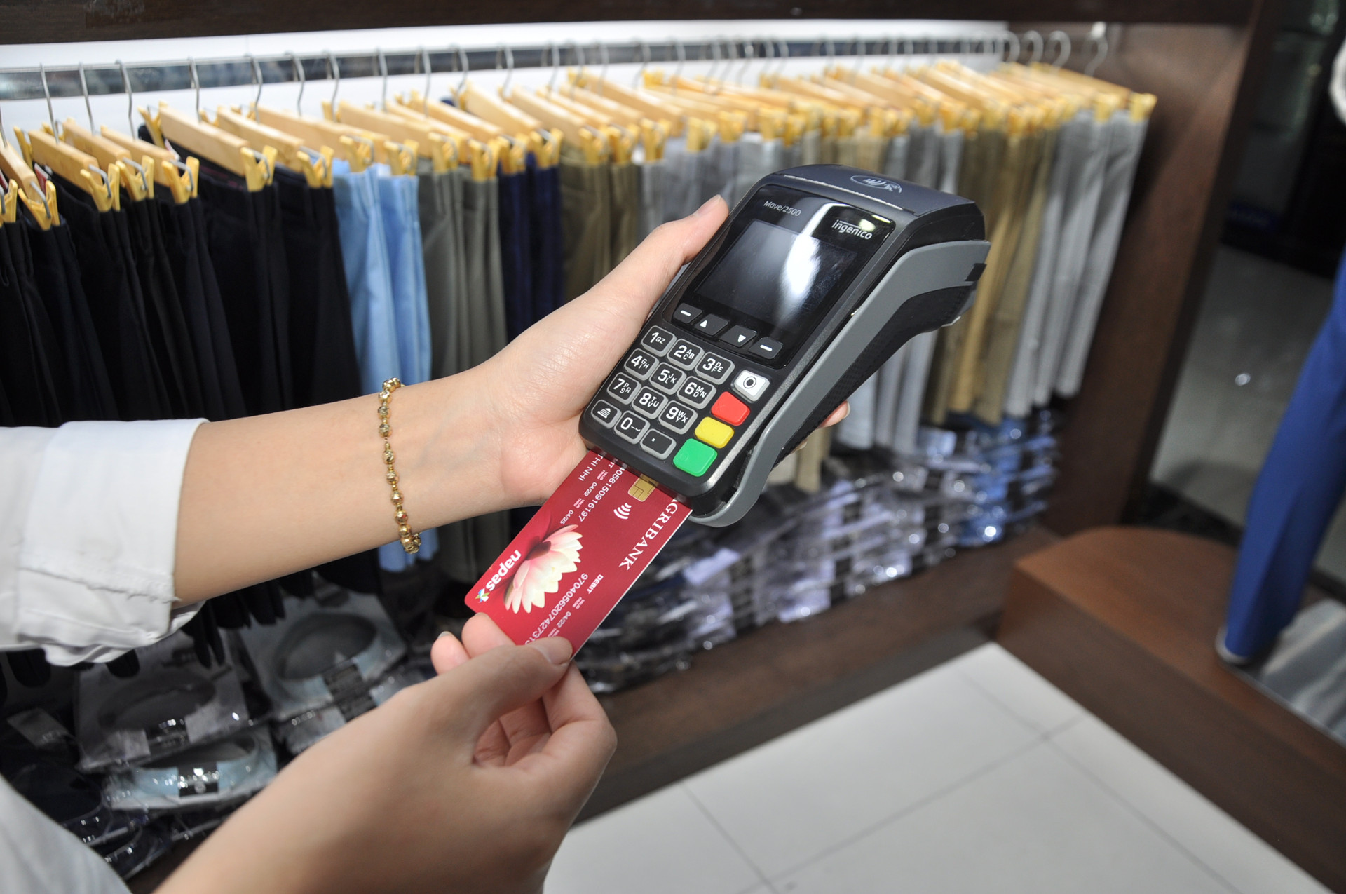 Thẻ chip contactless phù hợp với các thanh toán tại cửa hàng, siêu thị.