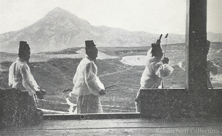 Quang cảnh các cung thủ Hàn Quốc khi bắn ở trường bắn cung mới vào năm 1899-1900. Ảnh: KT.