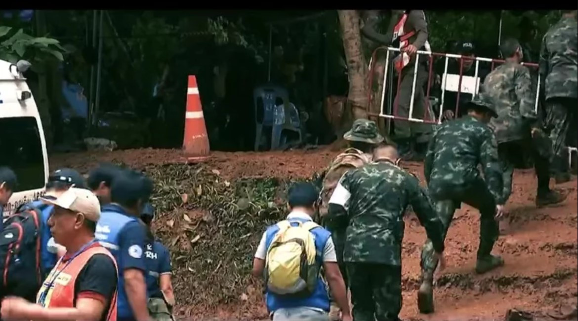 Những người cứu hộ phía bên ngoài hang Tham Luang. Ảnh: Grunge.
