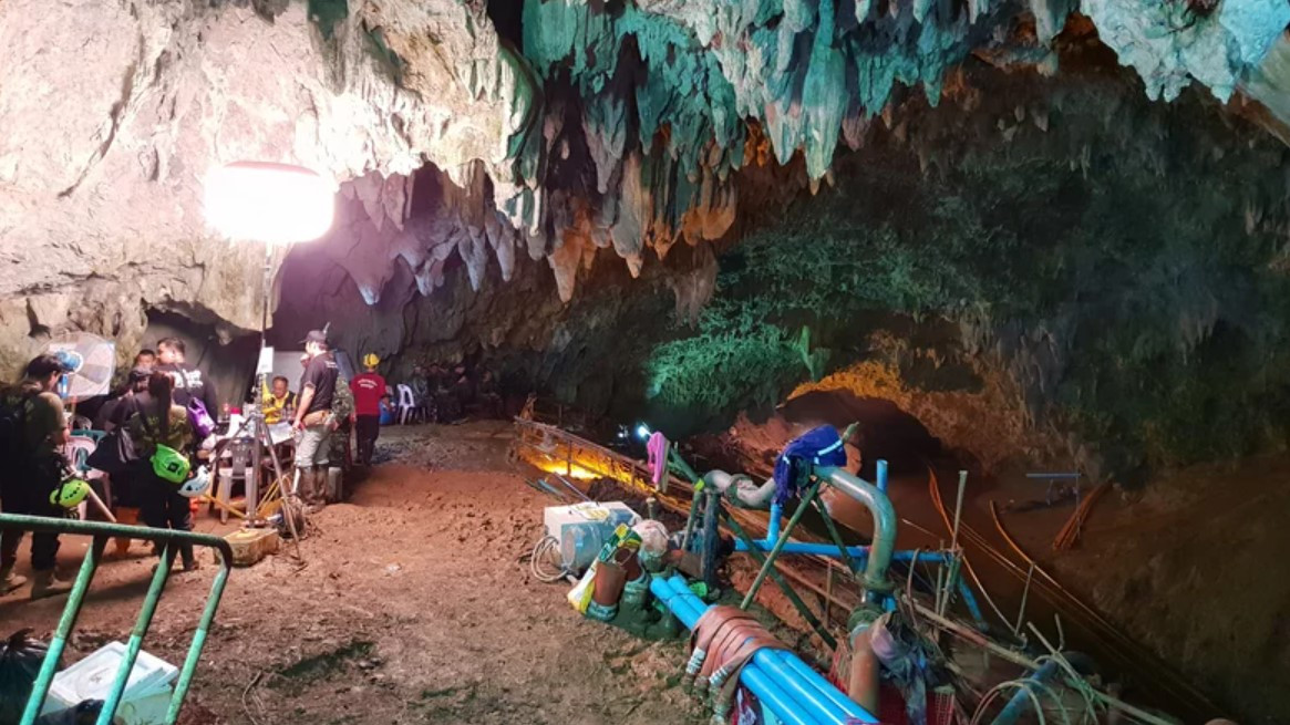 Những người cứu hộ phía bên trong hang Tham Luang. Ảnh: Grunge.