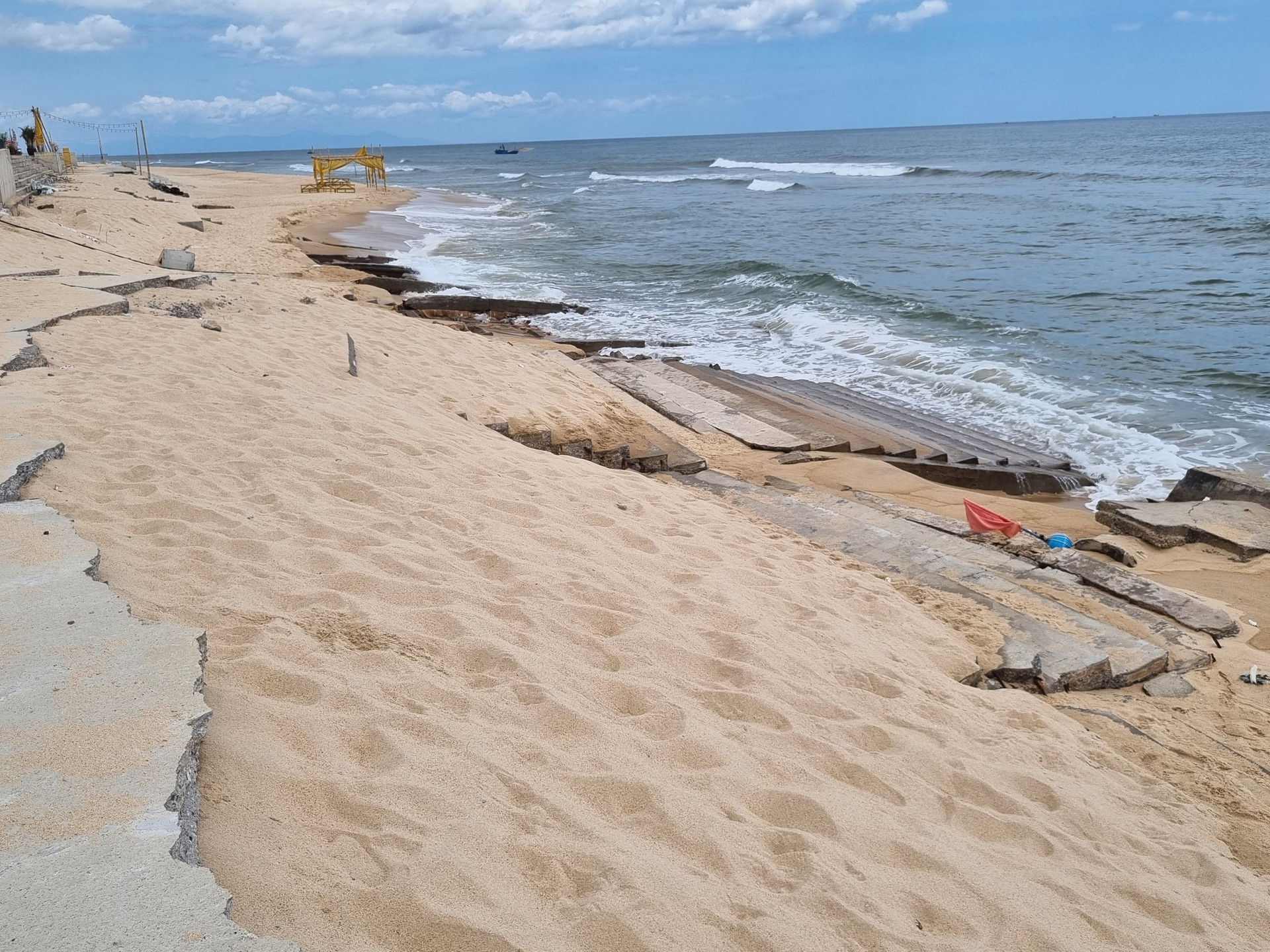 Đến tháng 10/2021, sóng biển tiếp tục làm nhiều đoạn kè mái taluy bằng tấm lát bê tông dài 800m khu vực Hải Thành - Quang Phú (TP Đồng Hới) bị hư hỏng, sập đổ với tổng chiều dài khoảng 200m.