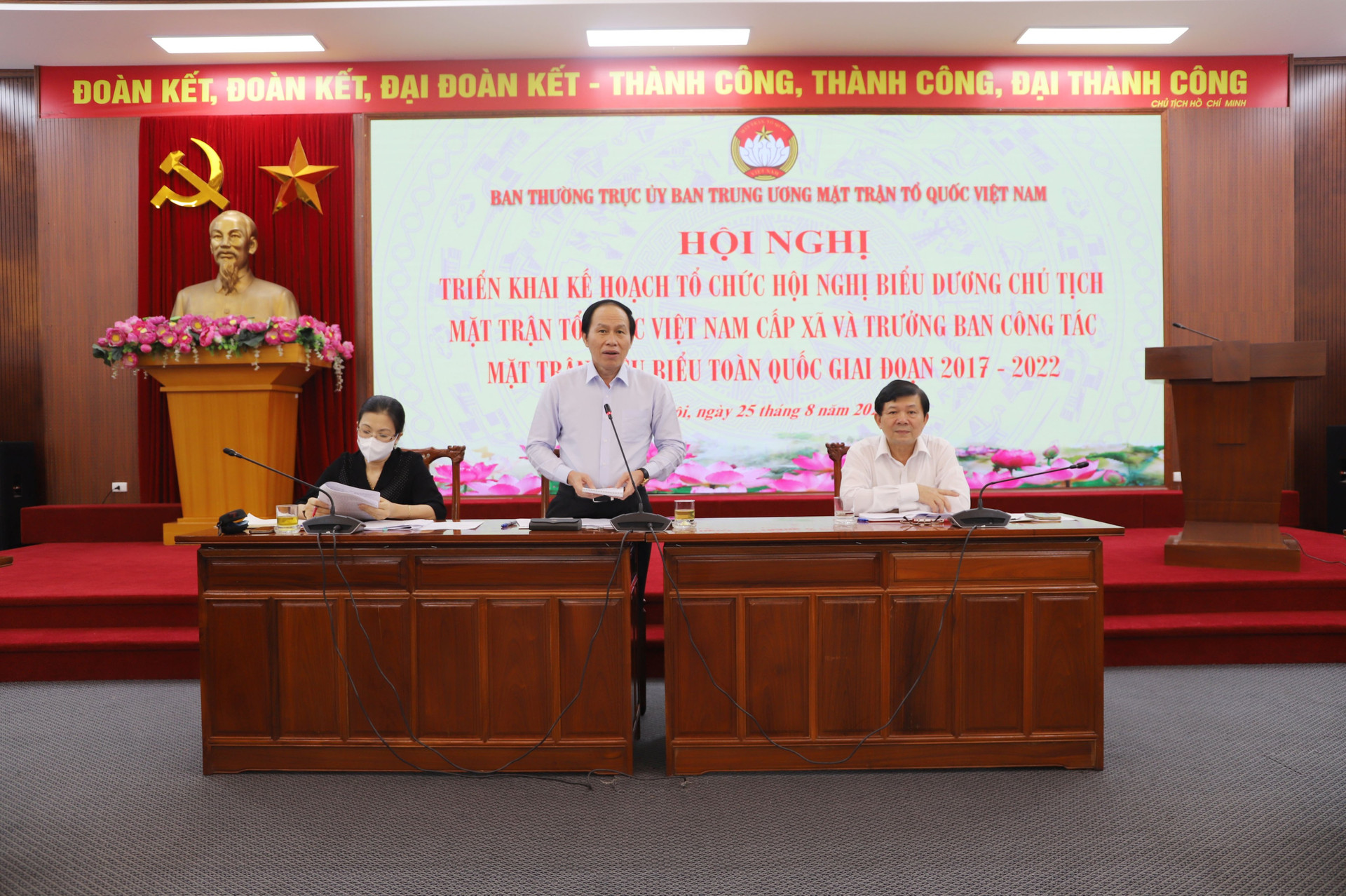 Phó Chủ tịch - Tổng Thư ký Lê Tiến Châu phát biểu tại hội nghị.
