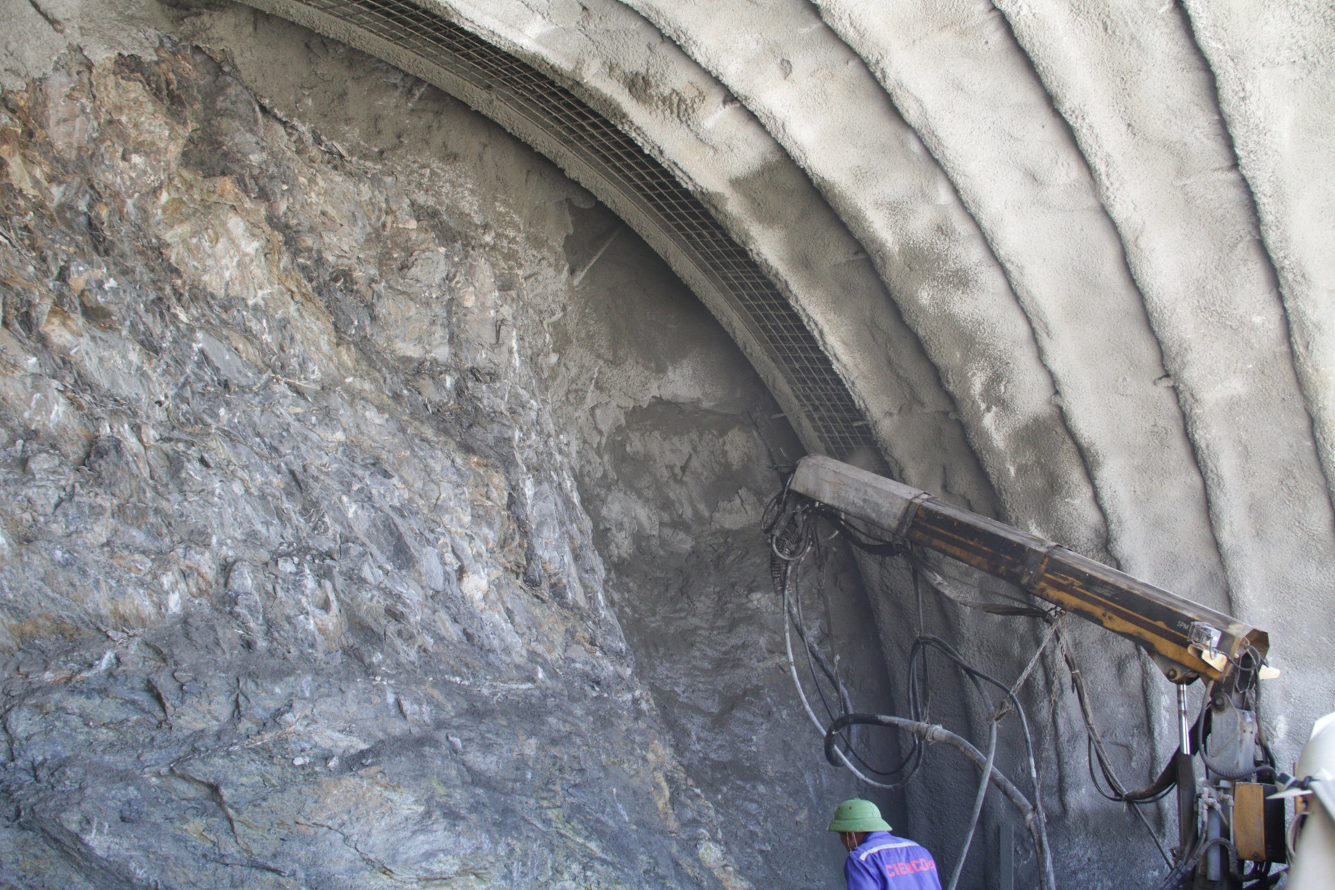 Máy phu bê tông của Tập đoàn CIENCO 4 tại công trình hầm Thần Vũ.