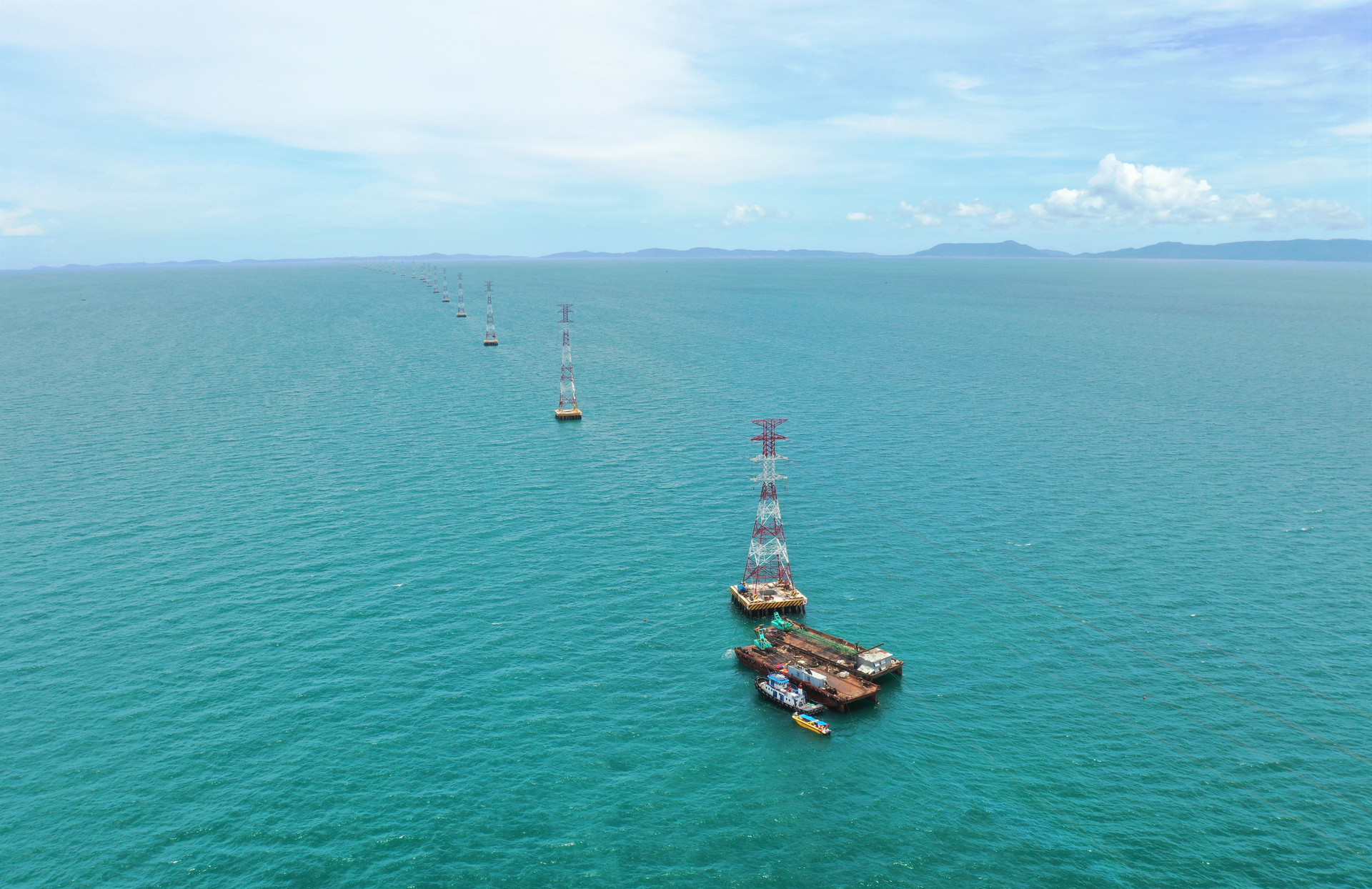 Đường dây điện 220kV vượt biển dài nhất khu vực Đông Nam Á do toàn bộ đội ngũ kỹ sư, công nhân Việt Nam tự thiết kế, quản lý, xây dựng, thi công.
