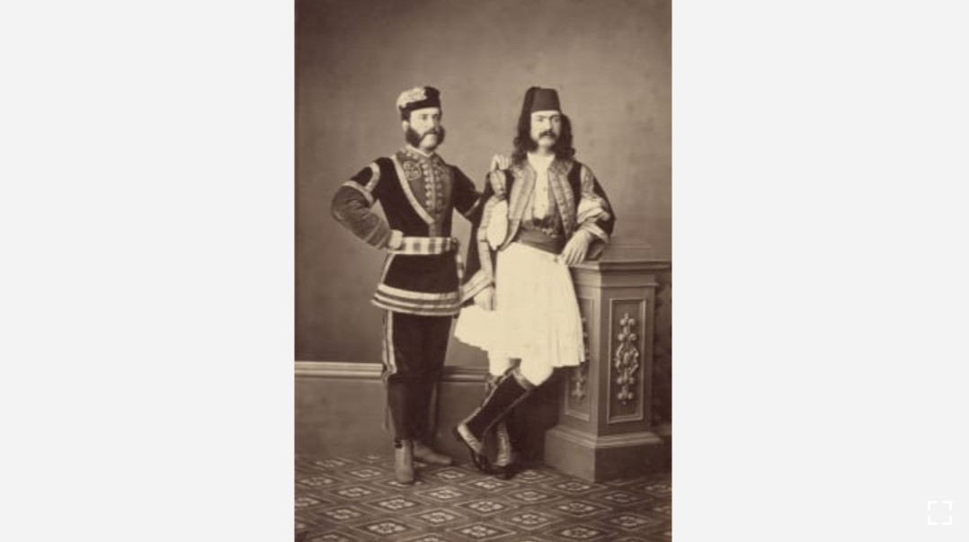 Hai người đàn ông trong trang phục truyền thống của Thổ Nhĩ Kỳ, Hy Lạp hoặc Balkan, vào khoảng năm 1870. Người đàn ông bên phải mặc một chiếc váy trắng được gọi là fustanella. Ảnh: CNN.