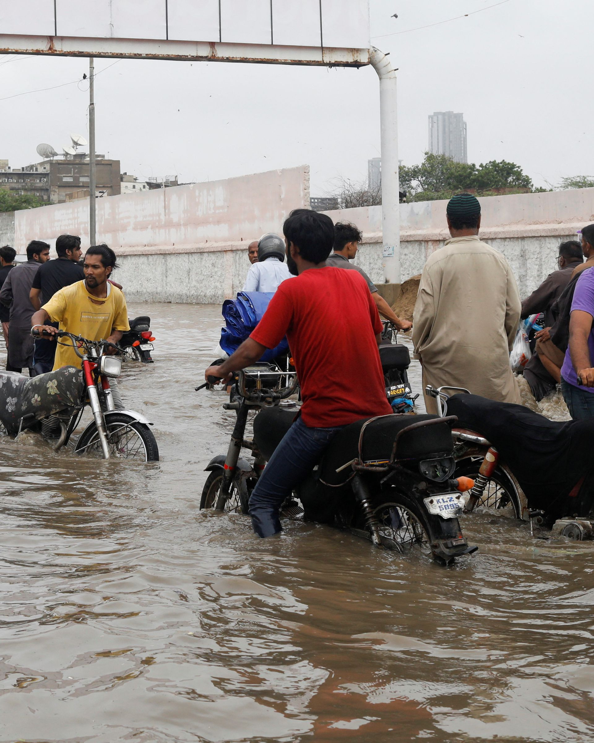 Xe cộ ngập nước trên các con đường Pakistan. Ảnh: Getty.