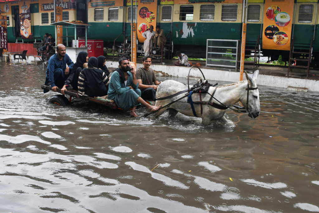 Những con phố ngập nước ở Pakistan. Ảnh: Getty.