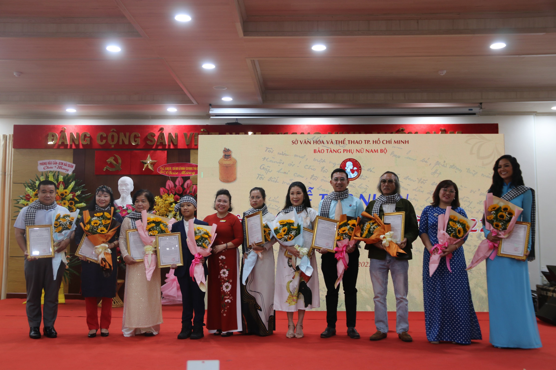 Các đại biểu nhận thư cảm ơn từ bà Bà Nguyễn Thị Thắm, Giám đốc Bảo tàng Phụ nữ Nam Bộ TP.HCM.