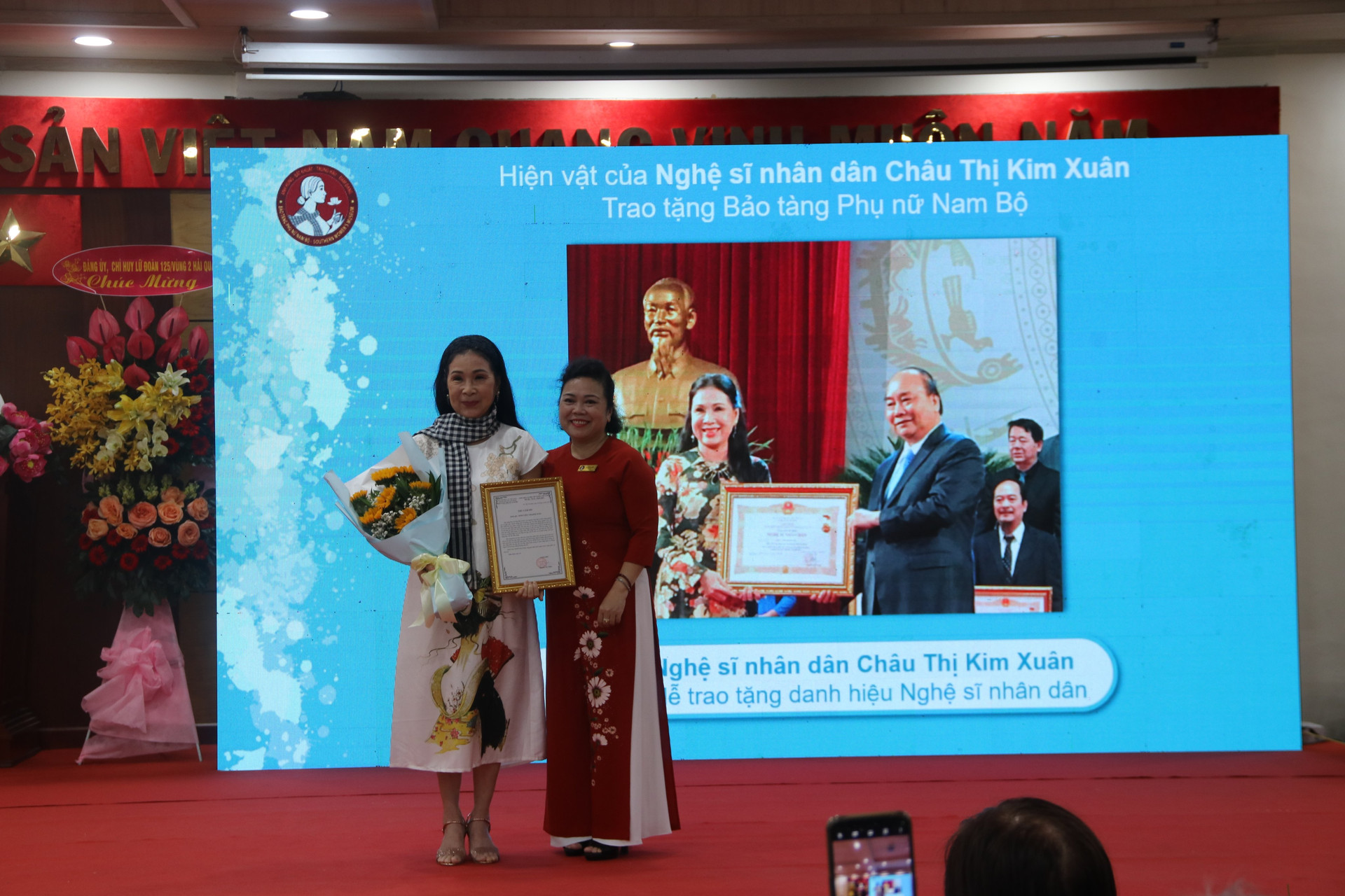 Nghệ sỹ Nhân dân Kim Xuân nhận thư cảm ơn của bà  Nguyễn Thị Thắm, Giám đốc Bảo tàng Phụ nữ Nam Bộ TP.HCM