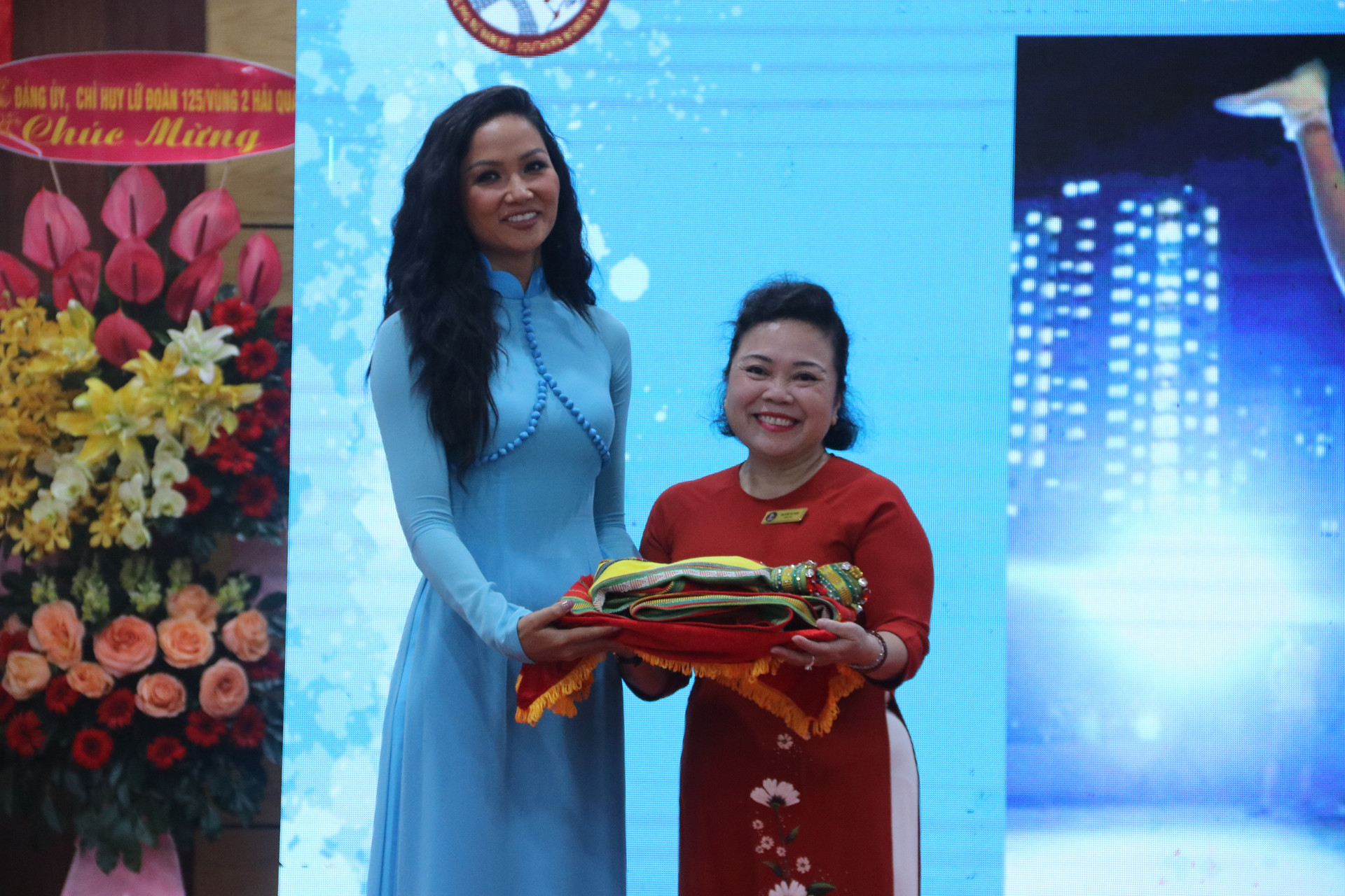 Hoa hậu H’Hen Niê trao tặng hiện vật cho bà Nguyễn Thị Thắm.
