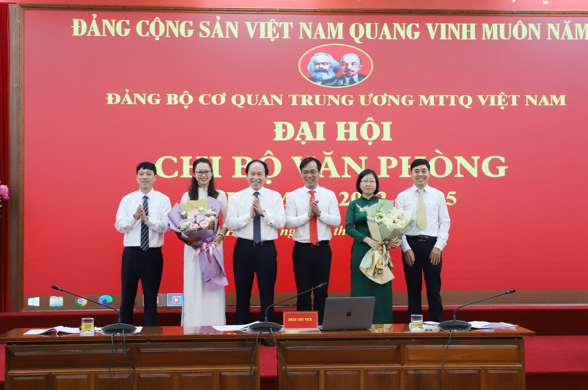 Phó Chủ tịch - Tổng Thư ký Lê Tiến Châu chụp ảnh lưu niệm cùng Ban chấp hành khóa mới. 