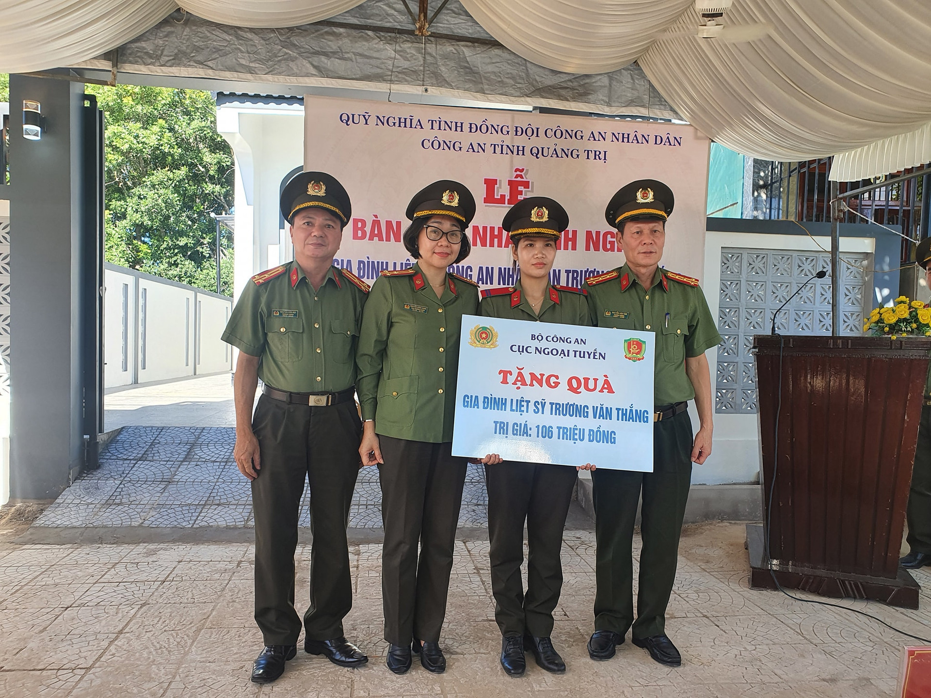 Cục ngoại tuyến Bộ Công an trao tặng 106 triệu đồng đến thân nhân gia đình liệt sĩ Công an Nhân dân Trương Văn Thắng (Ảnh: CAQT).