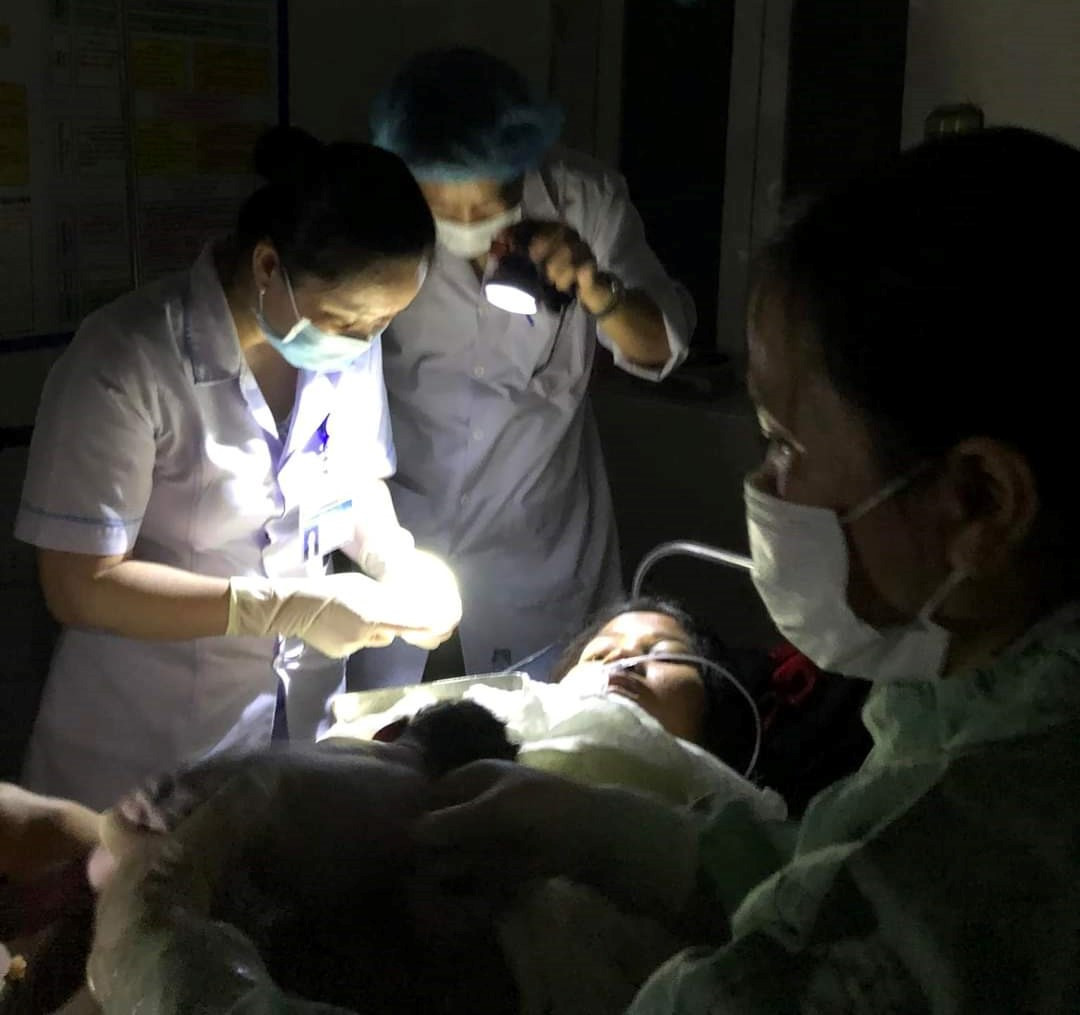 Các y, bác sĩ Trung tâm Y tế huyện Hướng Hóa vừa thực hiện đỡ đẻ thành công cho ca sinh thường 3 bé gái trong lúc mất điện.