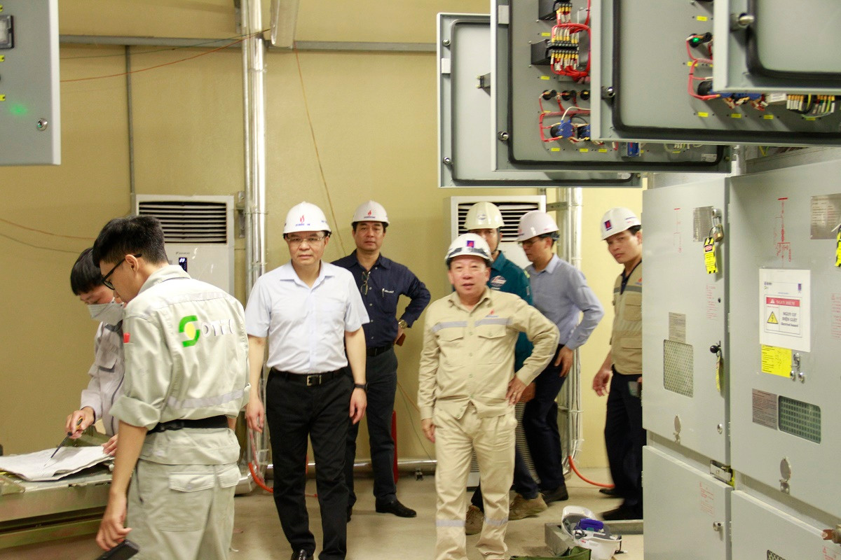 Tổng giám đốc Lê Mạnh Hùng kiểm tra hệ thống điện dự phòng Tổ máy số 2 NMNĐ Thái Bình 2.