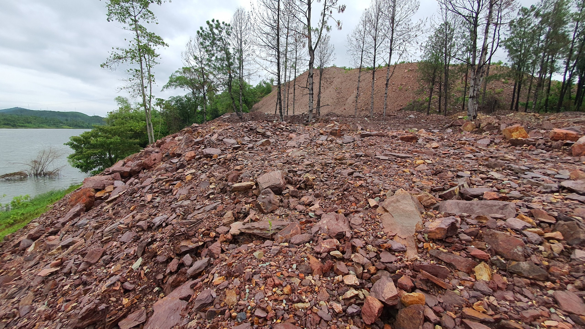 Hơn 200.000 m3 đất thải đang được chất thành “núi” ngay trong khuôn viên dự án.