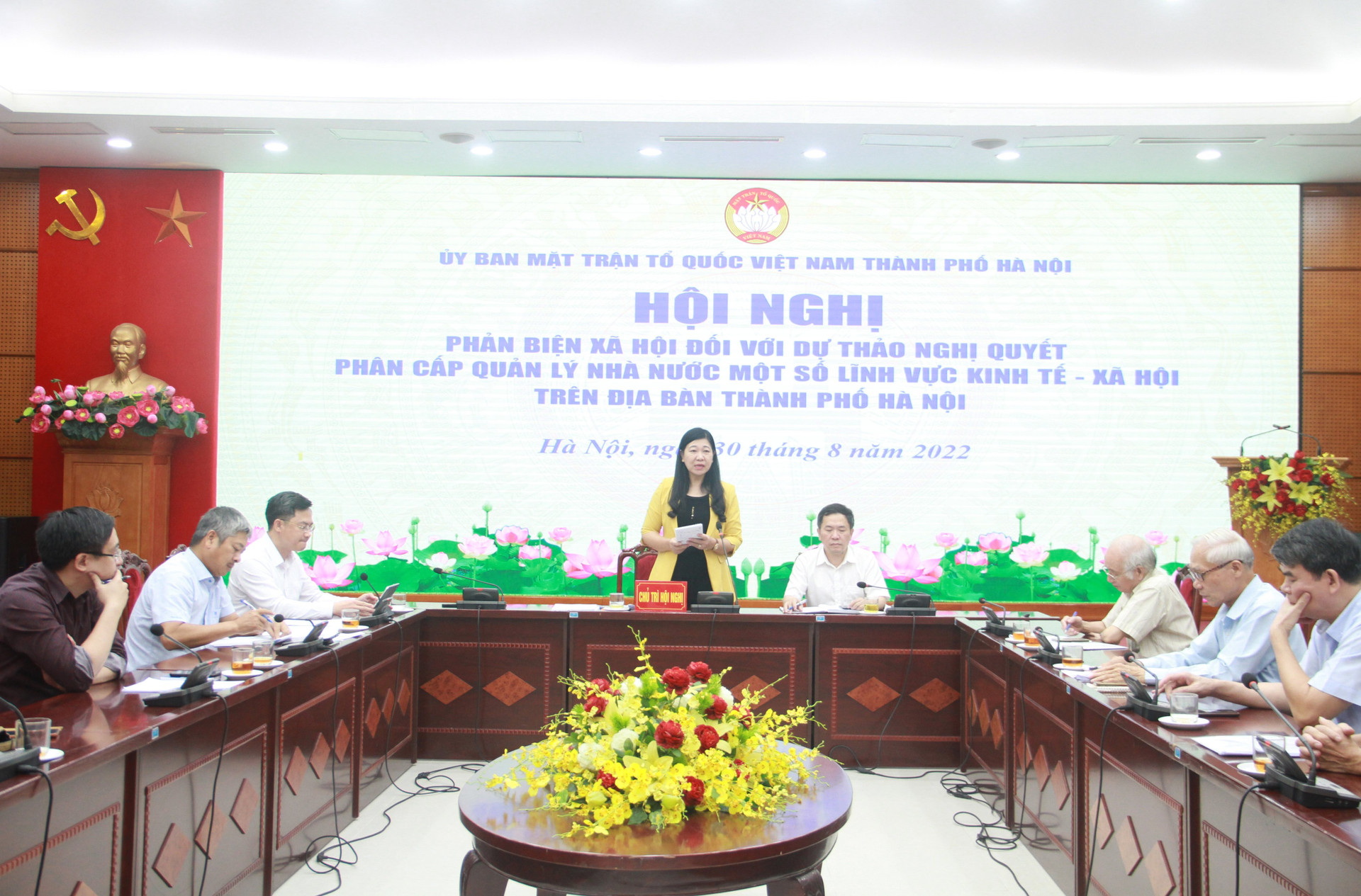 Bà Nguyễn Lan Hương, Chủ tịch Ủy ban MTTQ thành phố Hà Nội phát biểu tại hội nghị.