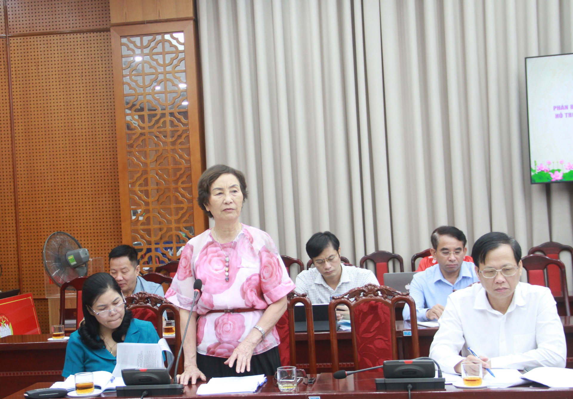 Bà Bùi Thị An, Chủ nhiệm Hội đồng tư vấn kinh tế Ủy ban MTTQ thành phố phát biểu góp ý tại hội nghị.