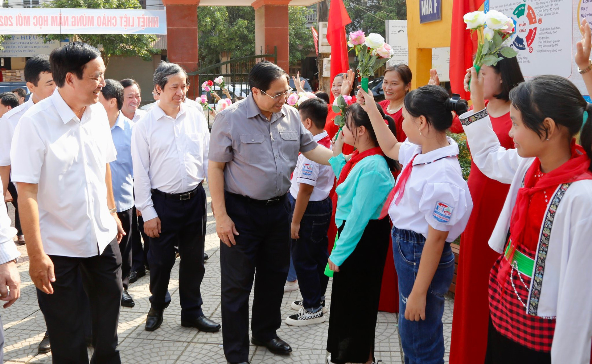 Được Thủ tướng Chính phủ đến thăm trước thềm năm học, cô và trò của Trường THPT Yên Lập và Trường tiểu học Yên Lập rất vui mừng, phấn khởi và vinh dự