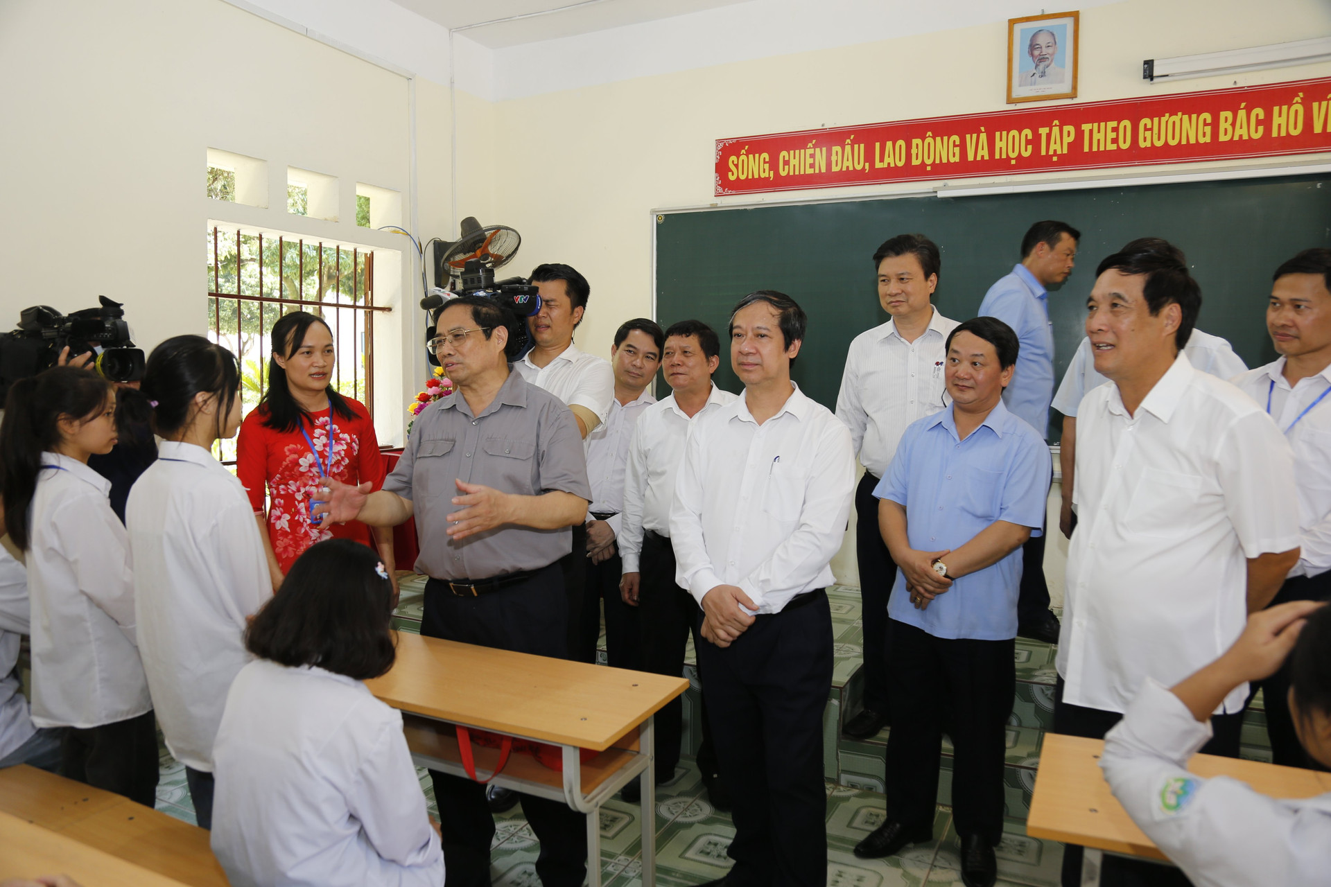 Động viên cô và trò thi đua dạy tốt, học tốt trên tinh thần của Chủ tịch Hồ Chí Minh