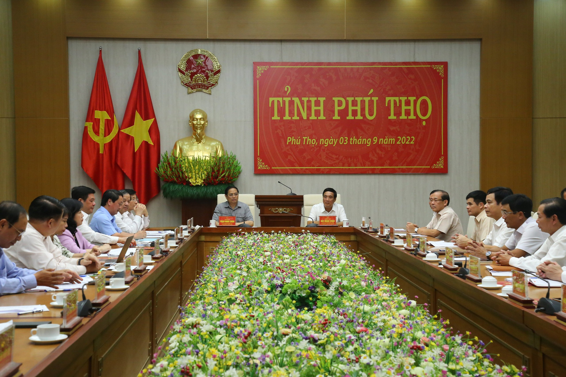 Tiếp đến Thủ tướng đã dành gần 5 tiếng đồng hồ để làm việc  với Ban Thường vụ Tỉnh uỷ Phú Thọ xoay quanh  vấn đề phát triển kinh tế - xã hội của tỉnh Phú Thọ.