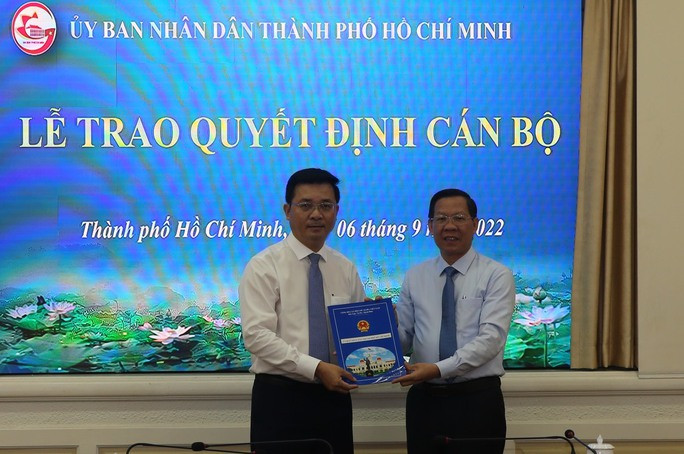 Sáng 6/9, Chủ tịch UBND TP HCM Phan Văn Mãi (phải) đã trao quyết định phê chuẩn kết quả bầu cử Chủ tịch UBND huyện Bình Chánh khóa XI, nhiệm kỳ 2021-2026 cho ông Võ Đức Thanh.